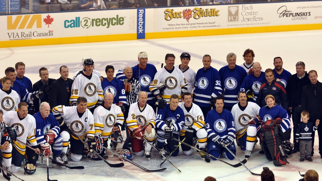 Hockey superstars pose for photo after the Hockey Hall of Fame Legends Classic game played at the Air Canada Centre