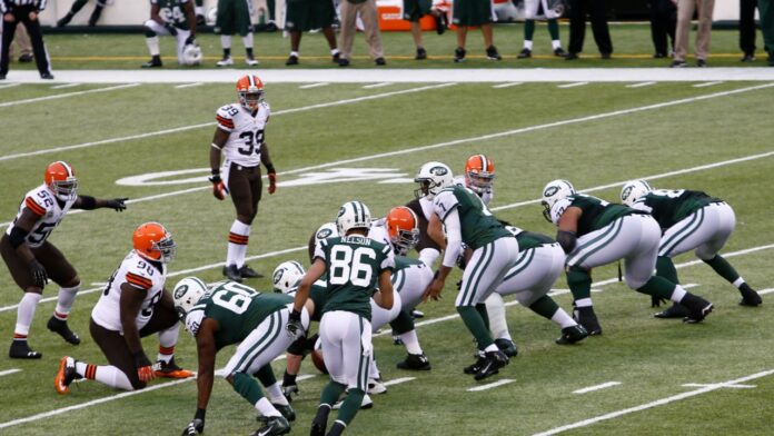 Shutterstock Geno Smith NFL Debby Wong 168938372 New York Jets quarterback Geno Smith (7) calls out a play against the Cleveland Browns.