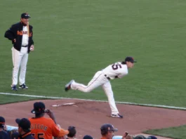 Giants Tim Lincecum throws pitch in the bullpen.