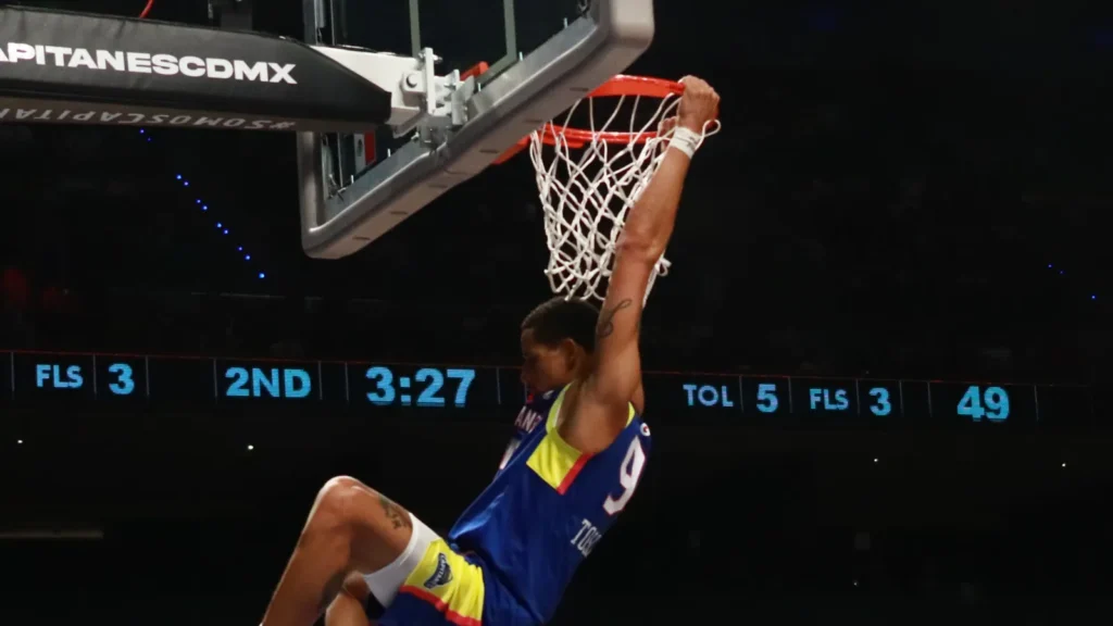 NBA, november 12 2023 in mexico city mexico juan toscanoanderson - Gameday Chatter Juan Toscano Anderson scoring a point.