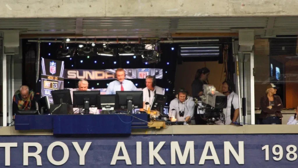 Ring of honor Troy Aikman. 