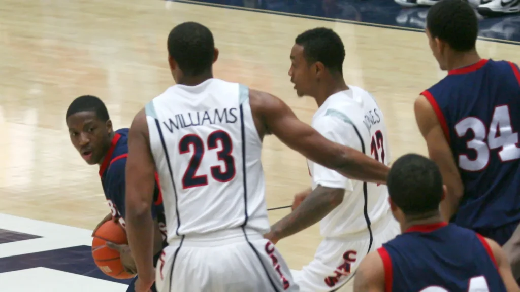 a pass defense in an arizona basketball game