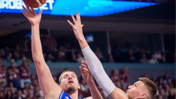 Nikola Jokic fighting for the ball
