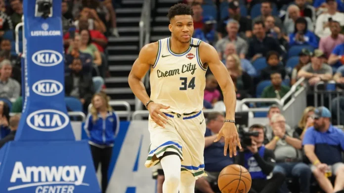 Giannis Antetokounmpo playing basketball