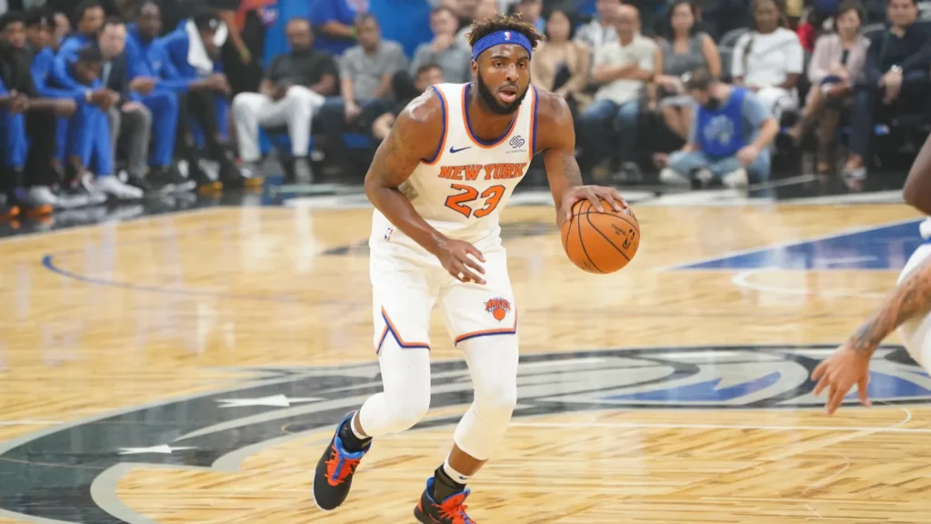 Mitchell Robinson of New York's Knicks playing basketball.