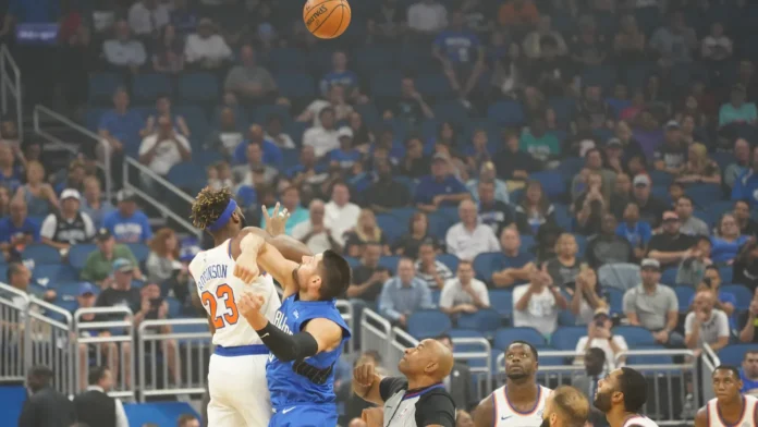 Mitchell Robinson of the New York Knicks attempts to block a Dallas Mavericks player.
