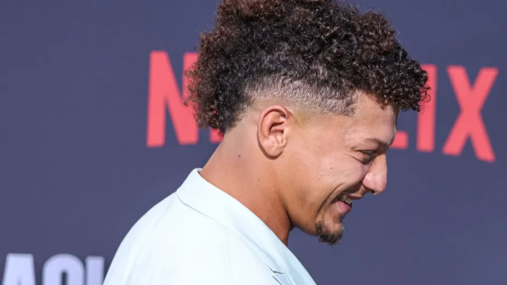 travis kelce and patrick mahomes arrive at the los angeles