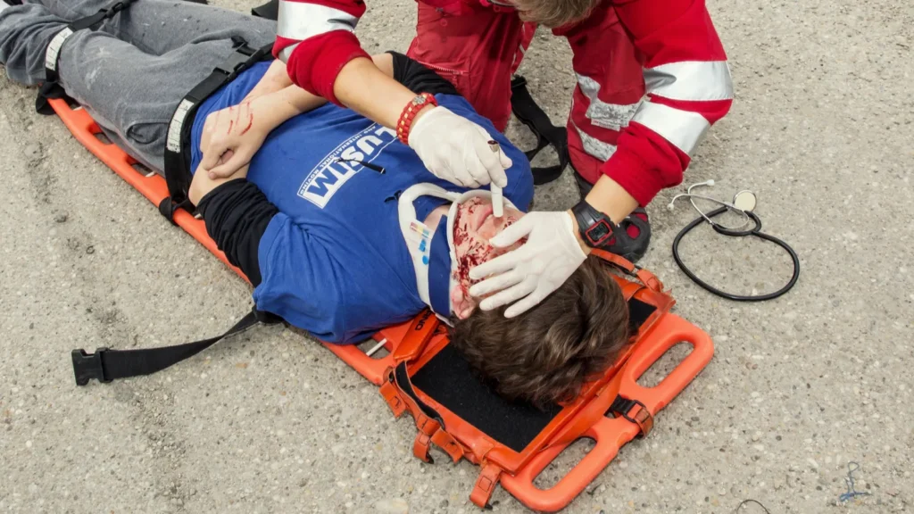 Emergency service worker makes the control of vital functions