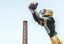 Everything to know about the night Packers fans discovered the perfect plan for the 2026 NFL draft A larger than life 22 foot tall statue of Donald Driver extends his arm upward to catch a pass