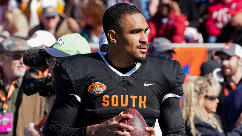 Jalen Hurts warms-up