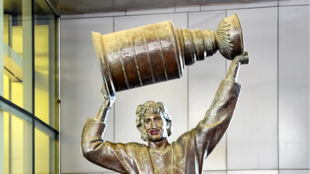 Statue of Wayne Gretzky outside Rogers Place