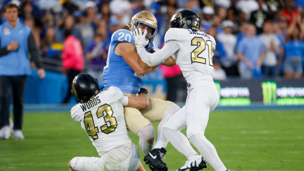 Shilo Sanders #21 during an NCAA college football game.