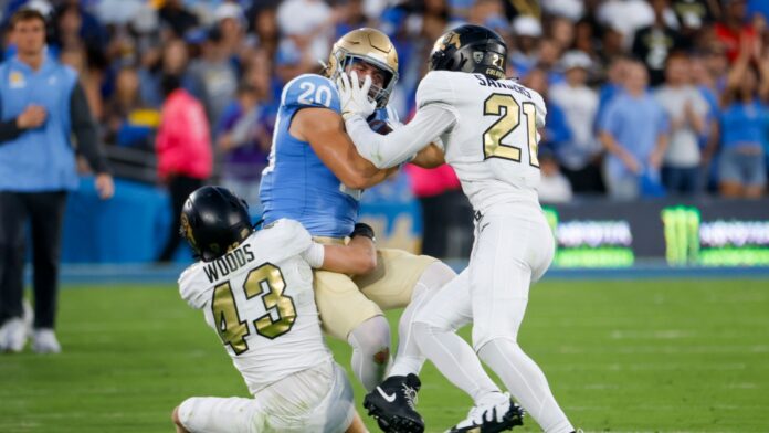 Shutterstock_ Shilo Sanders #21 during an NCAA college football game_2381354491 Shilo Sanders #21 during an NCAA college football game.