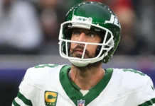 Aaron Rodgers is expected to return to the Pittsburgh Steelers on a one-year deal worth up to $25 million Aaron Rodgers on the field