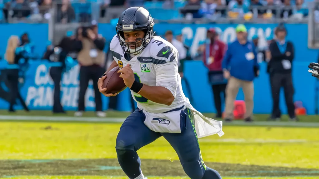 Russell WILSON 3 plays against the Carolina Panthers at Bank of America Stadium in Charlotte, NC.