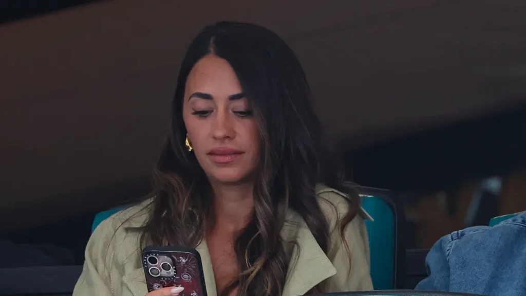Antonela Roccuzzo checking her phone