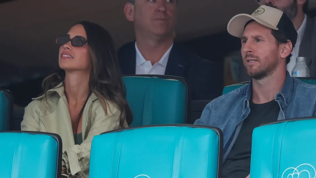 Lionel Messi and Antonela Roccuzzo attending a tennis match
