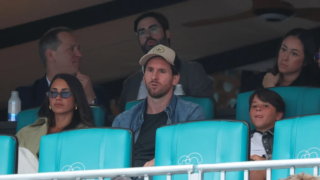 Lionel Messi and Antonela Roccuzzo attending a tennis match