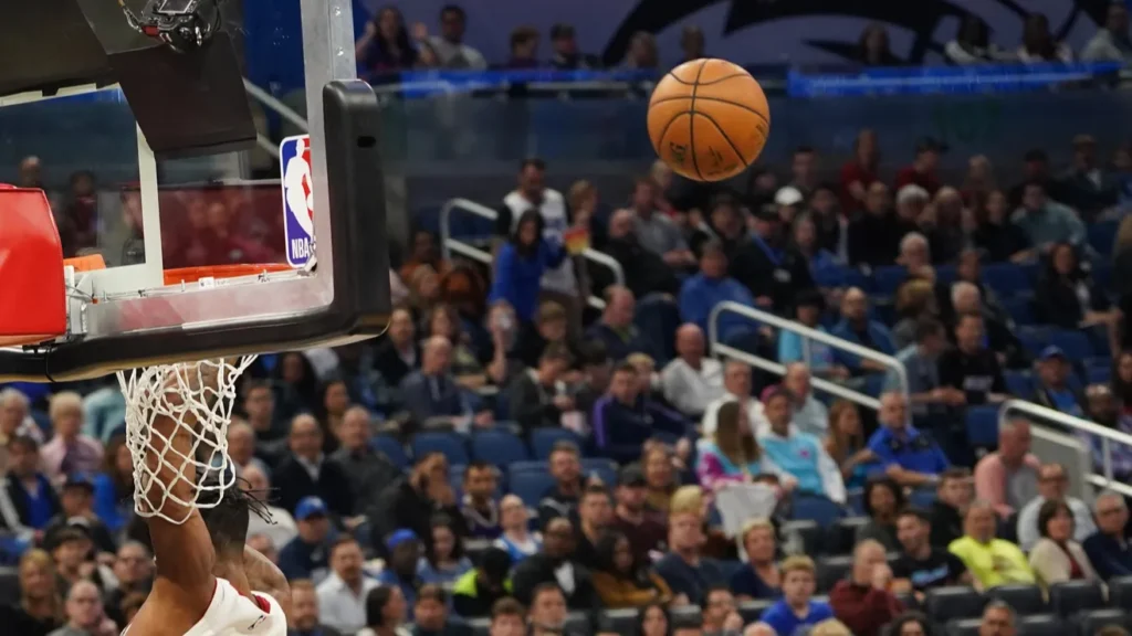miami heat player derreck jones jr 5 misses the dunk