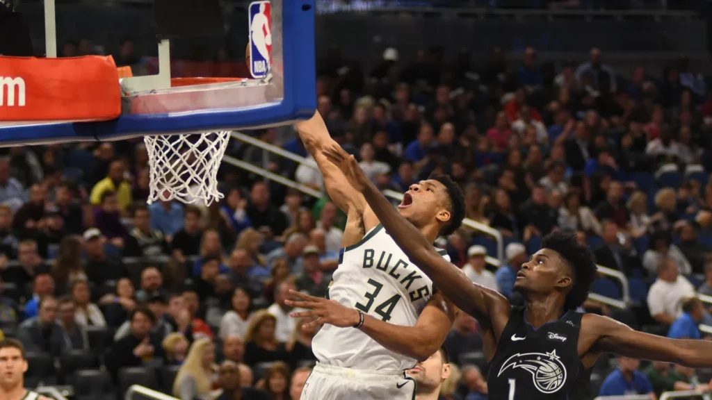 Giannis Antetokounmpo scores
