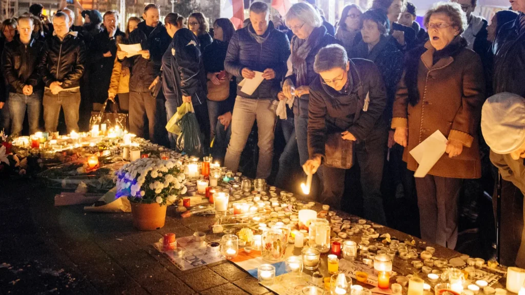 people gathering in solidarity with victims from paris assaults