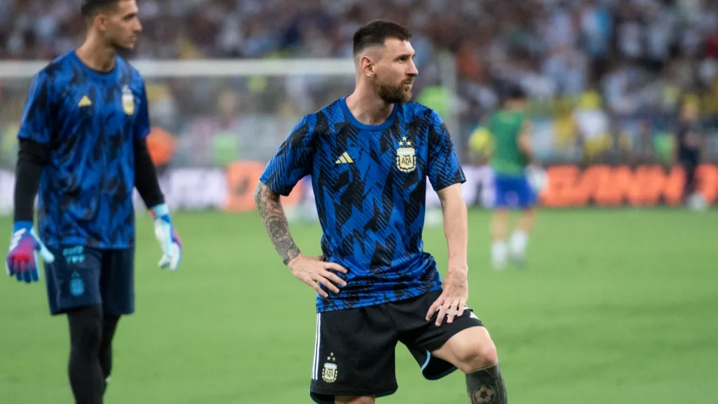 Messi warming up
