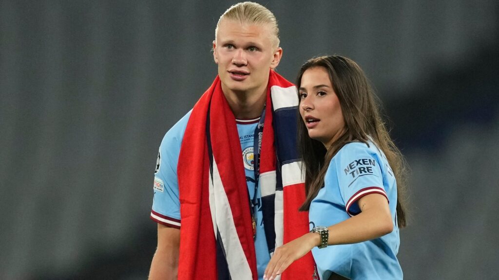 Isabel Haugseng Johansen and Erling Haaland celebrating on the pitch with the Manchester City "light blue" home jersey