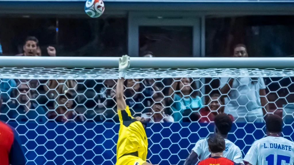 Vozinha saving a goal