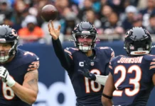 Caleb Williams of the Chicago Bears throws the ball to the teammate.