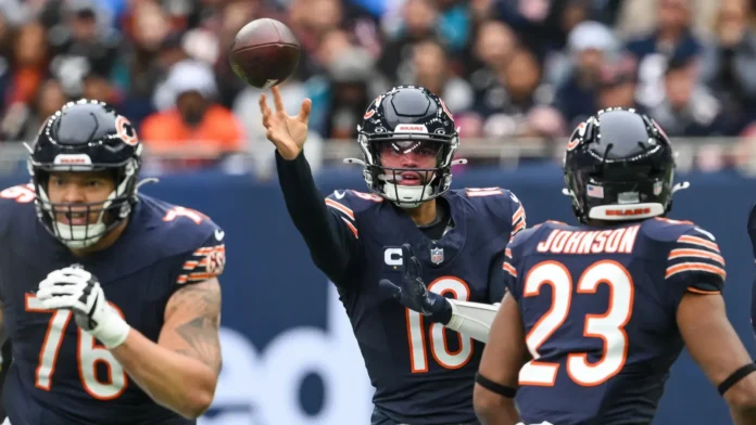 Caleb Williams of the Chicago Bears throws the ball to the teammate.