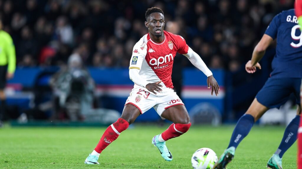 Folarin Balogun dribbling the ball