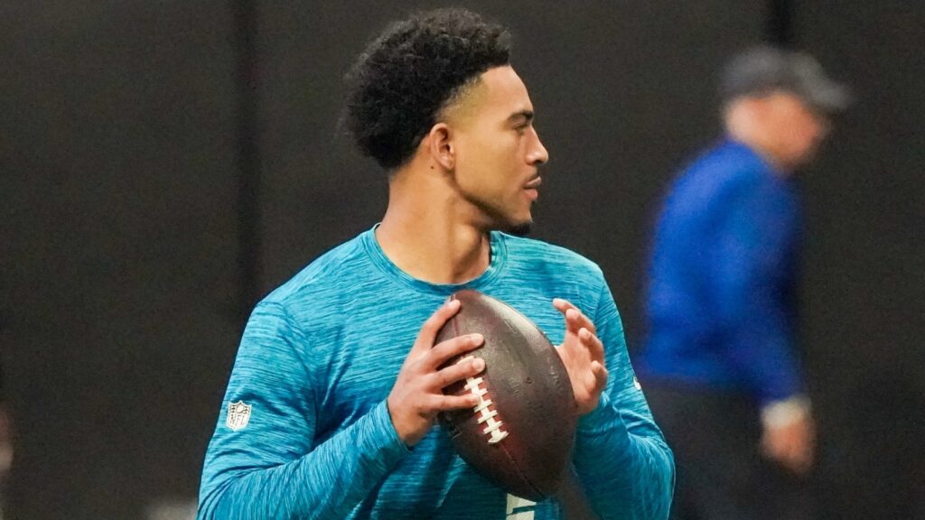 Bryce Young warming up