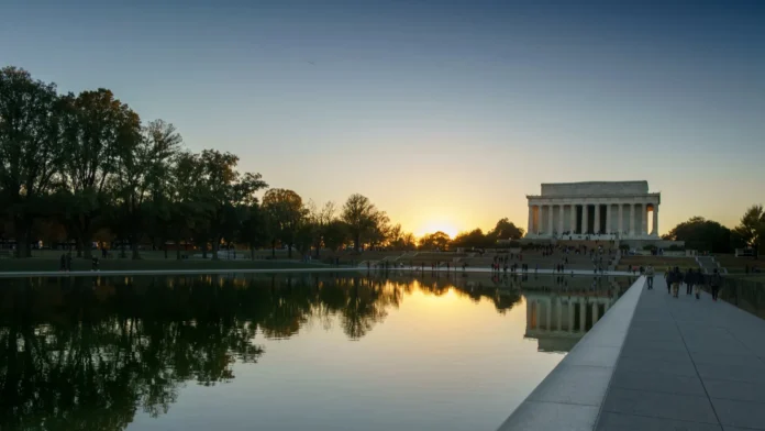 lincoln memorial and the reflecting pool at dusk lincoln memorial and the reflecting pool at dusk