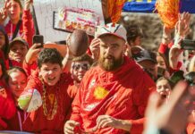 Travis Kelce wants the Chiefs to lean more on Kenneth Walker Travis Kelce, who plays the tight end position for the Kansas City Chiefs NFL football team interacts with many fans during the Super Bowl LVIII Parade