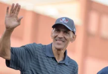 Tony Dungy waving his hand