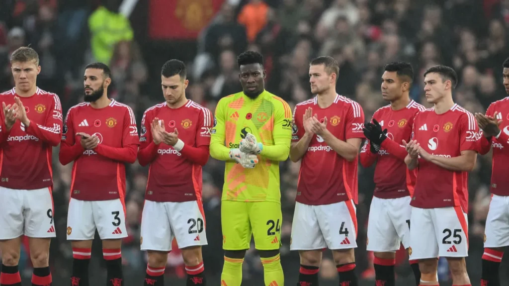 manchester united team clapping
