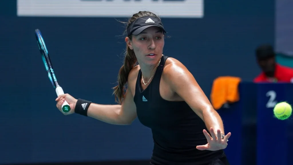 Jessica Pegula playing tennis.