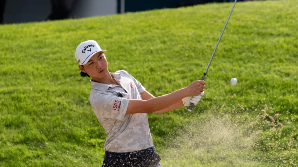 min woo lee aus bunker shot 18th green during the