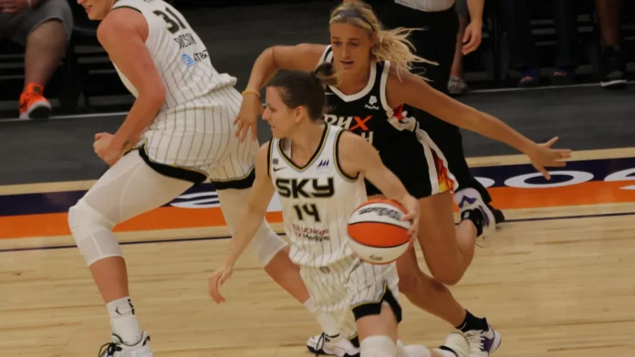 Sophie Cunningham phoenix arizona usa june 3rd 2021 mercury vs Sophie Cunningham chasing opponent player on the basketball court,