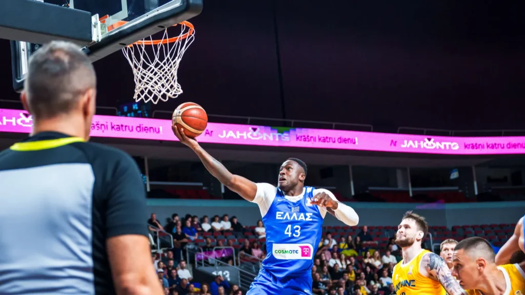 Thanasis Antetokounmpo playing a match.