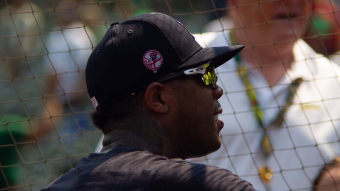 Aroldis Chapman signs autographs and talks with fans Aroldis Chapman signs autographs and talks with fans