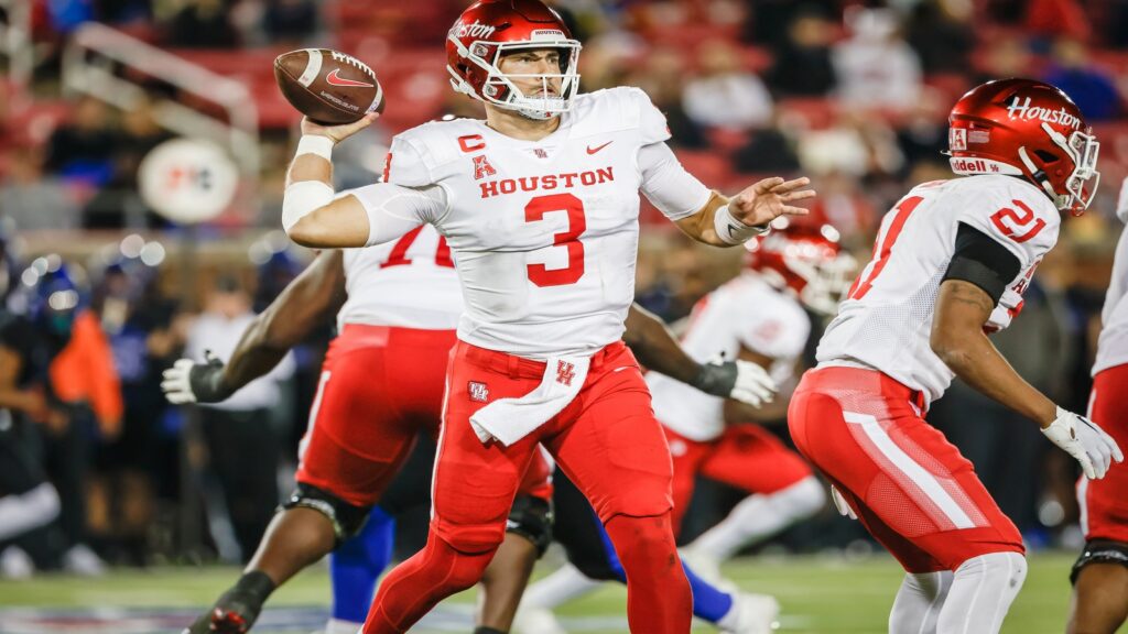 Houston Cougars quarterback Clayton Tune (3) during a NCAA football game between the University of Houston Cougars and Southern Methodist University Mustangs, November 5, 2022, Dallas, Texas.