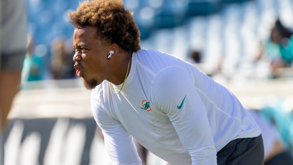 Jevón Holland warming up