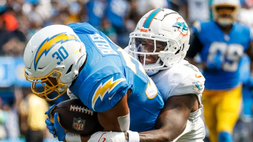 Jevon Holland tackling an opponent