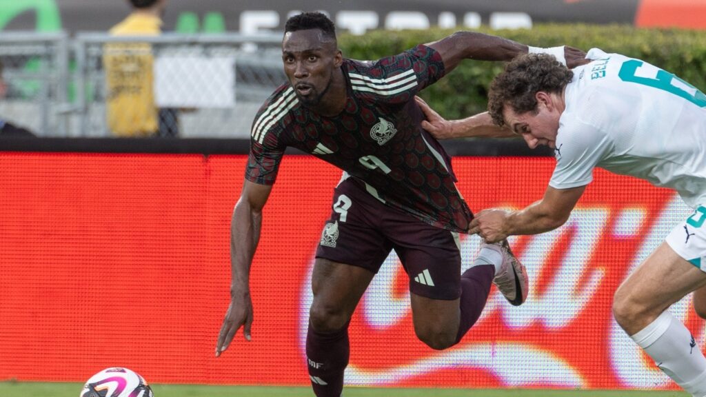 Mexico's Julián Quiñones in action