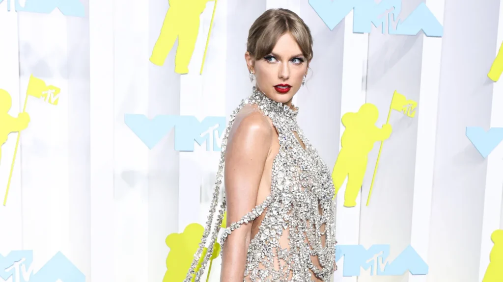 taylor swift wearing an oscar de la renta dress christian