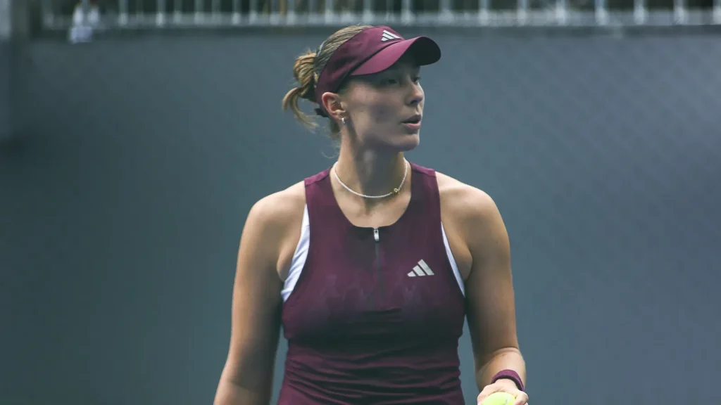 Alina Charaeva at the tennis court.