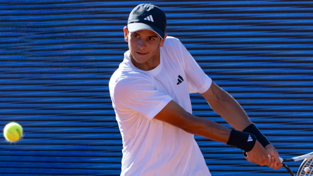 Rafael Jódar in action during a tennis tournament.