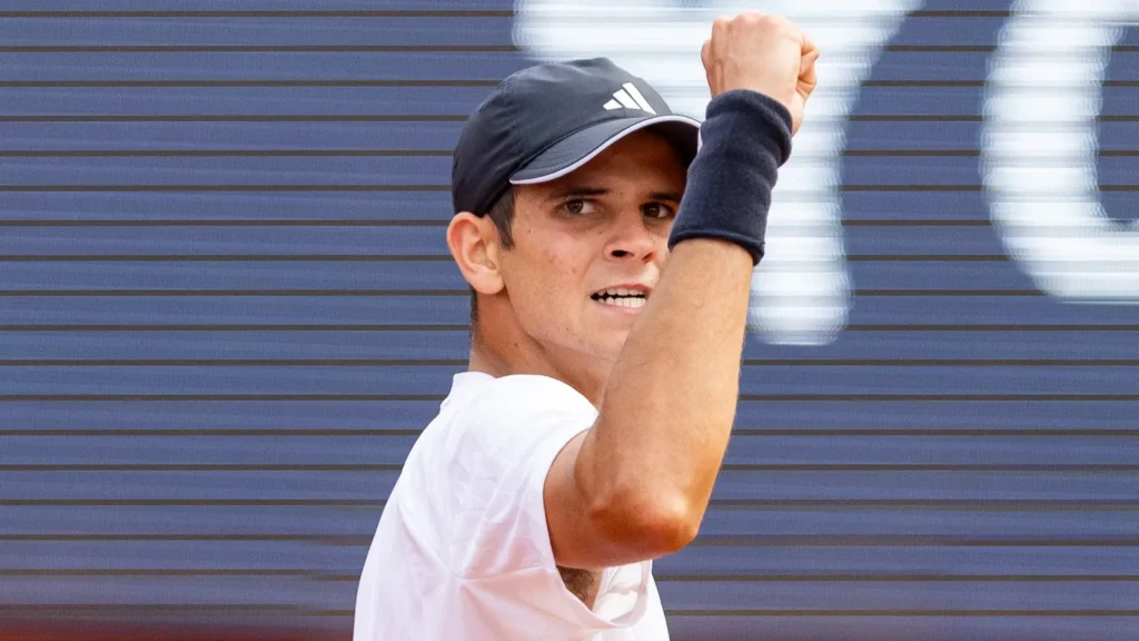 Rafael Jódar celebrating victory during a tennis match.
