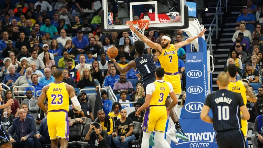 Lakers player in the air and throwing the ball in the net.